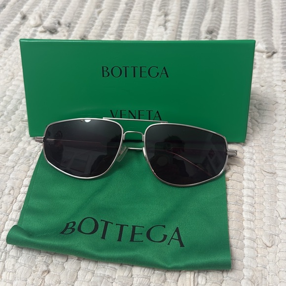 Bottega Veneta Pilot Sunglasses in Silver & Grey main image 6